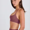 Sutien sport cu gât rotund și bretele încrucișate, elastic în patru direcții, în culoarea Acai Sutien sport cu gât rotund și bretele încrucișate, elastic în patru direcții, în culoarea Acai