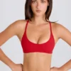 Sutien sport Soft Active cu bretele încrucișate la spate, în culoarea roșu căpșună Sutien sport Soft Active cu bretele încrucișate la spate, în culoarea roșu căpșună