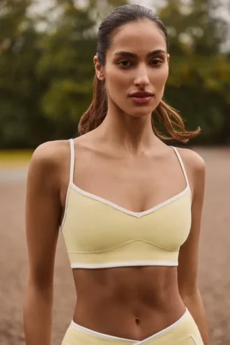 Sutien sport Soft Active cu decolteu în formă de inimă și contrast, în culoarea galben deschis