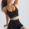 Sutien sport Super Sculpt fără cusături, cu decolteu rotund, în negru Sutien sport Super Sculpt fără cusături, cu decolteu rotund, în negru