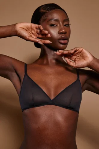 Sutien triunghiular din plasă moale, cu un singur strat, de la Intimates, în culoarea negru Sutien triunghiular din plasă moale, cu un singur strat, de la Intimates, în culoarea negru