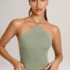 Top Aviora Modal cu gât halter în verde salvie Top Aviora Modal cu gât halter în verde salvie