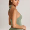 Top Aviora Modal cu gât halter în verde salvie Top Aviora Modal cu gât halter în verde salvie