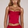 Top corset din satin cu guler înalt și șireturi Eirwen, în roșu intens Top corset din satin cu guler înalt și șireturi Eirwen, în roșu intens