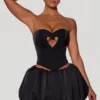 Top corset fără bretele cu decupaj în formă de inimă și ornamente Amora, negru