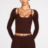 Top cu bretele din modal cu nervuri și mâneci lungi Margaux, culoare maro ciocolată