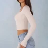 Top cu bretele din modal cu nervuri și mâneci lungi Margaux, de culoare ivoriu Top cu bretele din modal cu nervuri și mâneci lungi Margaux, de culoare ivoriu