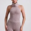 Top cu guler înalt și spate decupat din tricot cu nervuri Sakari, culoare gri-maro Top cu guler înalt și spate decupat din tricot cu nervuri Sakari, culoare gri-maro