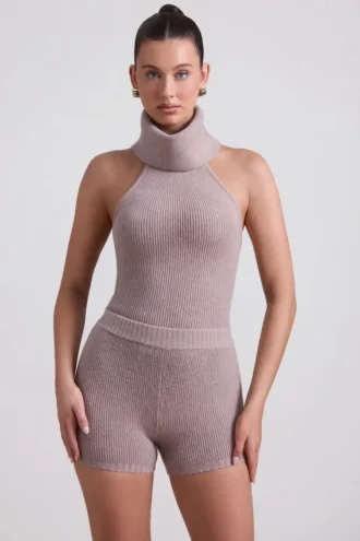 Top cu guler înalt și spate decupat din tricot cu nervuri Sakari, culoare gri-maro