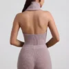 Top cu guler înalt și spate decupat din tricot cu nervuri Sakari, culoare gri-maro Top cu guler înalt și spate decupat din tricot cu nervuri Sakari, culoare gri-maro