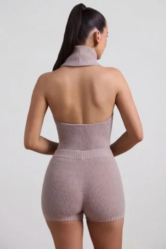 Top cu guler înalt și spate decupat din tricot cu nervuri Sakari, culoare gri-maro