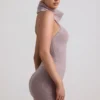 Top cu guler înalt și spate decupat din tricot cu nervuri Sakari, culoare gri-maro Top cu guler înalt și spate decupat din tricot cu nervuri Sakari, culoare gri-maro