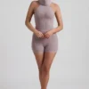 Top cu guler înalt și spate decupat din tricot cu nervuri Sakari, culoare gri-maro Top cu guler înalt și spate decupat din tricot cu nervuri Sakari, culoare gri-maro