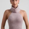 Top cu guler înalt și spate decupat din tricot cu nervuri Sakari, culoare gri-maro Top cu guler înalt și spate decupat din tricot cu nervuri Sakari, culoare gri-maro
