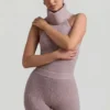 Top cu guler înalt și spate decupat din tricot cu nervuri Sakari, culoare gri-maro Top cu guler înalt și spate decupat din tricot cu nervuri Sakari, culoare gri-maro