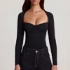 Top cu mâneci lungi, decolteu în formă de inimă și volane, din jersey moale Vayla, negru Top cu mâneci lungi, decolteu în formă de inimă și volane, din jersey moale Vayla, negru
