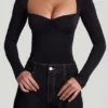 Top cu mâneci lungi, decolteu în formă de inimă și volane, din jersey moale Vayla, negru Top cu mâneci lungi, decolteu în formă de inimă și volane, din jersey moale Vayla, negru