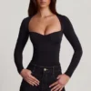 Top cu mâneci lungi, decolteu în formă de inimă și volane, din jersey moale Vayla, negru Top cu mâneci lungi, decolteu în formă de inimă și volane, din jersey moale Vayla, negru