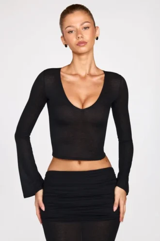 Top cu mâneci lungi și decolteu adânc din tricot transparent Liah, negru