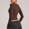 Top cu mâneci lungi și decolteu în V Zyra în culoarea maro ciocolată Top cu mâneci lungi și decolteu în V Zyra în culoarea maro ciocolată