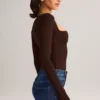 Top cu mâneci lungi și gât pătrat Kaia Modal, culoare maro ciocolată