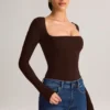 Top cu mâneci lungi și gât pătrat Kaia Modal, culoare maro ciocolată