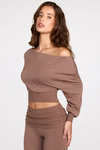 Top cu mâneci lungi și umeri decupați Quinn Modal, culoare Mocha