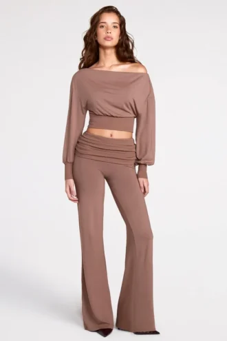 Pantaloni Thea Modal cu talie joasă și croi drept, în culoarea Mocha