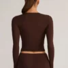 Top cu mâneci lungi și volane Alia din modal, în culoarea maro ciocolată Top cu mâneci lungi și volane Alia din modal, în culoarea maro ciocolată