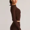 Top cu mâneci lungi și volane Alia din modal, în culoarea maro ciocolată Top cu mâneci lungi și volane Alia din modal, în culoarea maro ciocolată