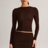 Top cu mâneci lungi și volane Alia din modal, în culoarea maro ciocolată Top cu mâneci lungi și volane Alia din modal, în culoarea maro ciocolată