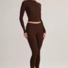 Top cu mâneci lungi și volane Alia din modal, în culoarea maro ciocolată Top cu mâneci lungi și volane Alia din modal, în culoarea maro ciocolată