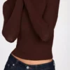 Top cu mâneci lungi și volane din modal cu nervuri Luisa, culoare maro ciocolată Top cu mâneci lungi și volane din modal cu nervuri Luisa, culoare maro ciocolată