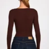 Top cu mâneci lungi și volane din modal cu nervuri Luisa, culoare maro ciocolată Top cu mâneci lungi și volane din modal cu nervuri Luisa, culoare maro ciocolată