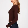 Top cu mâneci lungi și volane din modal cu nervuri Luisa, culoare maro ciocolată Top cu mâneci lungi și volane din modal cu nervuri Luisa, culoare maro ciocolată