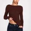Top cu mâneci lungi și volane din modal cu nervuri Luisa, culoare maro ciocolată Top cu mâneci lungi și volane din modal cu nervuri Luisa, culoare maro ciocolată
