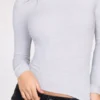 Top cu mâneci lungi și volane din modal cu nervuri Luisa, în culoarea gri