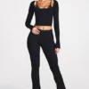 Pantaloni evazați Philippa din modal, cu talie medie, în culoarea neagră Pantaloni evazați Philippa din modal, cu talie medie, în culoarea neagră