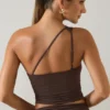 Top cu un umăr Andi Modal în culoarea ciocolată Top cu un umăr Andi Modal în culoarea ciocolată
