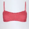 Top de bikini bandeau cu volane Portbou, în carouri roșii Top de bikini bandeau cu volane Portbou, în carouri roșii