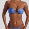 Slipuri de bikini cu tăietură înaltă și ornamente cu mărgele Palau, în culoarea albastru pudră Slipuri de bikini cu tăietură înaltă și ornamente cu mărgele Palau, în culoarea albastru pudră
