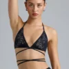 Top de bikini cu bretele încrucișate și ornamente Liberty, negru Top de bikini cu bretele încrucișate și ornamente Liberty, negru