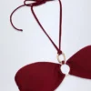 Top de bikini cu detalii metalice și drapaj, cu gât halter, de la Savai, în culoarea cireș închis Top de bikini cu detalii metalice și drapaj, cu gât halter, de la Savai, în culoarea cireș închis