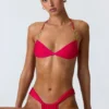 Top de bikini cu gât halter, cu volane și decorațiuni, model Clearwater, în roz zmeură Top de bikini cu gât halter, cu volane și decorațiuni, model Clearwater, în roz zmeură