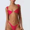 Slipuri de bikini Cheeky cu ornamente Volute, în roz zmeură Slipuri de bikini Cheeky cu ornamente Volute, în roz zmeură