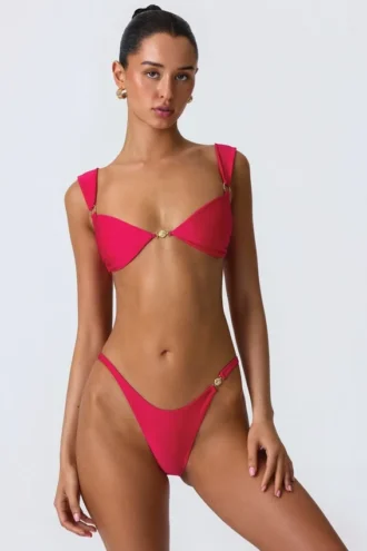 Top de bikini decorat cu coquina în roz zmeură