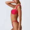 Slipuri de bikini Cheeky cu ornamente Volute, în roz zmeură Slipuri de bikini Cheeky cu ornamente Volute, în roz zmeură