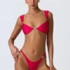 Slipuri de bikini Cheeky cu ornamente Volute, în roz zmeură Slipuri de bikini Cheeky cu ornamente Volute, în roz zmeură