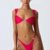 Slipuri de bikini Cheeky cu ornamente Volute, în roz zmeură Slipuri de bikini Cheeky cu ornamente Volute, în roz zmeură
