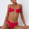 Top de bikini decupat Sanibel cu lanțuri decorative, în roz zmeură Top de bikini decupat Sanibel cu lanțuri decorative, în roz zmeură